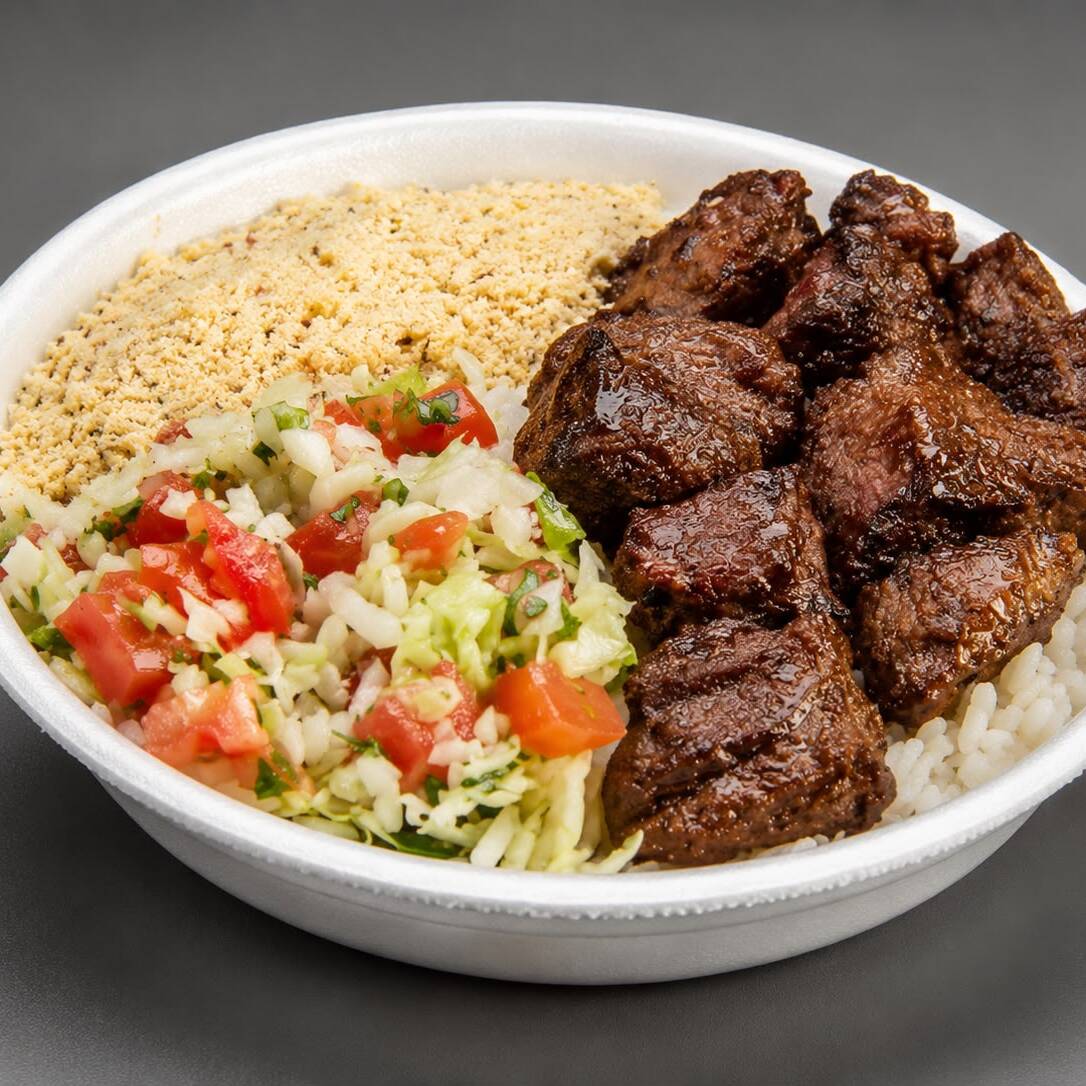 Arroz, Feijão fresquinho, Carne de Espetinho bem temperado assado na Brasa, Farofa e Vinagrete.