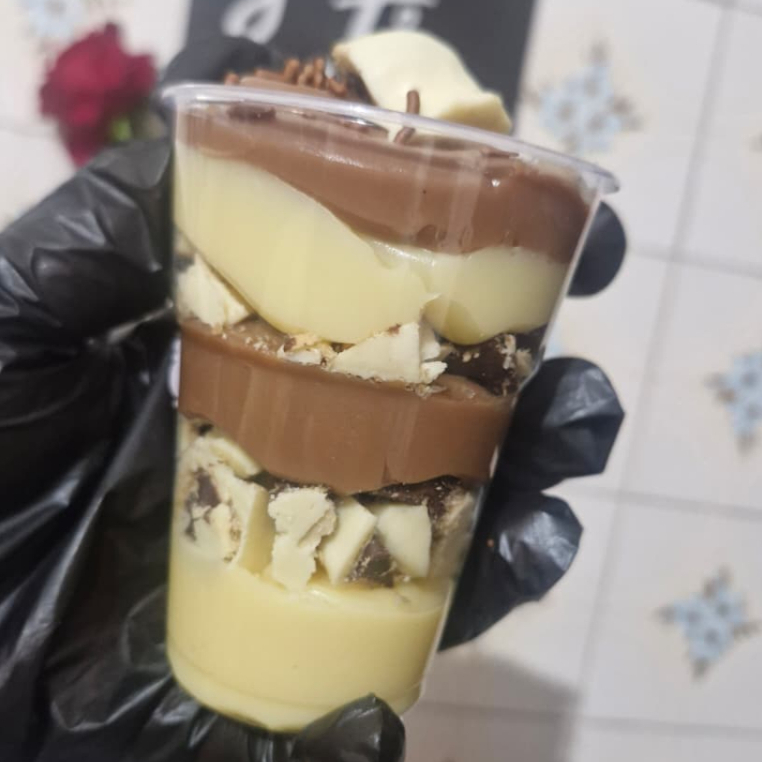 Um delicioso copo com 2 camadas de bombom Ouro Branco. 2 camadas de creme de chocolate e 2 camadas de Ninho e para finalizar com granulado e chocolate Ouro Branco Peso aprox 250grs
