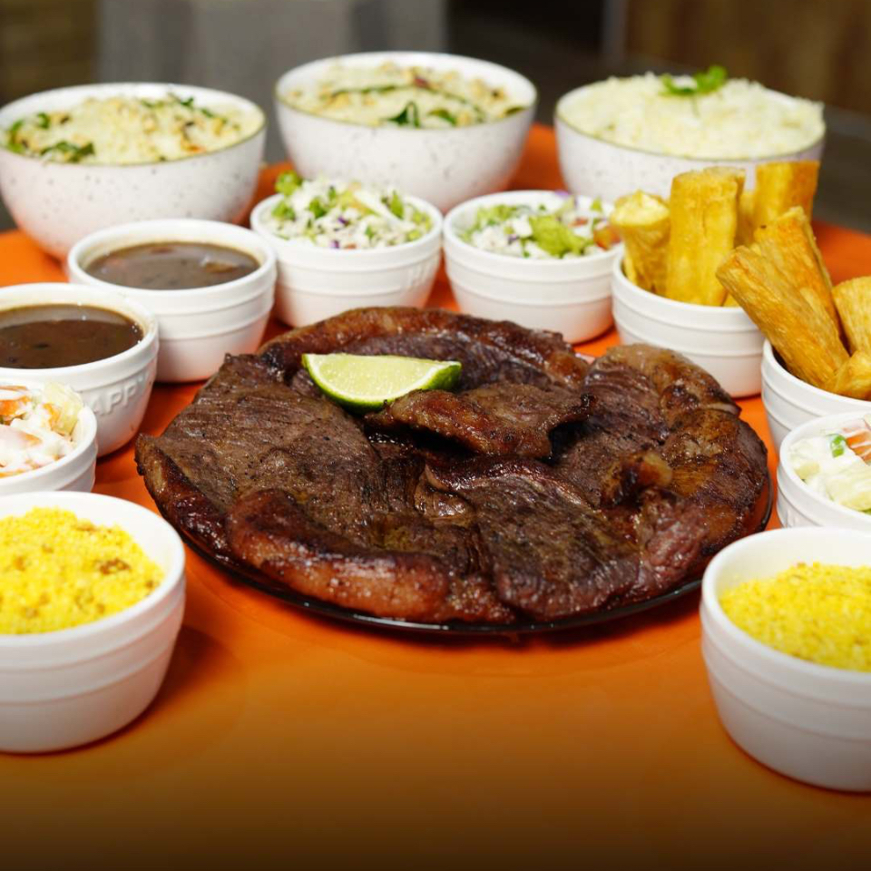 Porção de carne de sol caprichada, arroz branco, baião de dois, macaxeira, farofa, vinagrete, salada de maionese e feijão. Serve 04 pessoas.