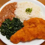 Frango empanado com arroz branco, feijão, fritas .