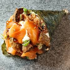 arroz enrolado na alga em forma de cone com recheio de salmao e skin com cream cheese..