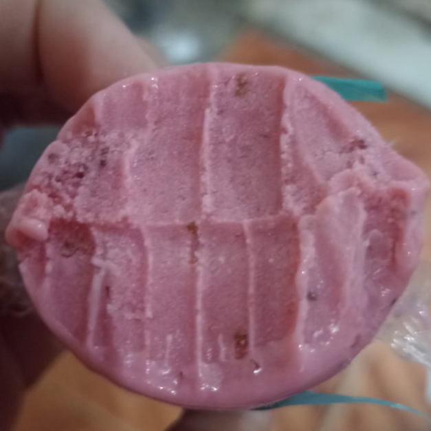 Doce, suave e simplesmente apaixonante!  Com o sabor natural do morango e uma textura ultra cremosa, esse sacolé é como uma colherada de sobremesa gelada — leve, refrescante e envolvente. Cada mordida é um convite pra se apaixonar pelo sabor mais amado pelas crianças.