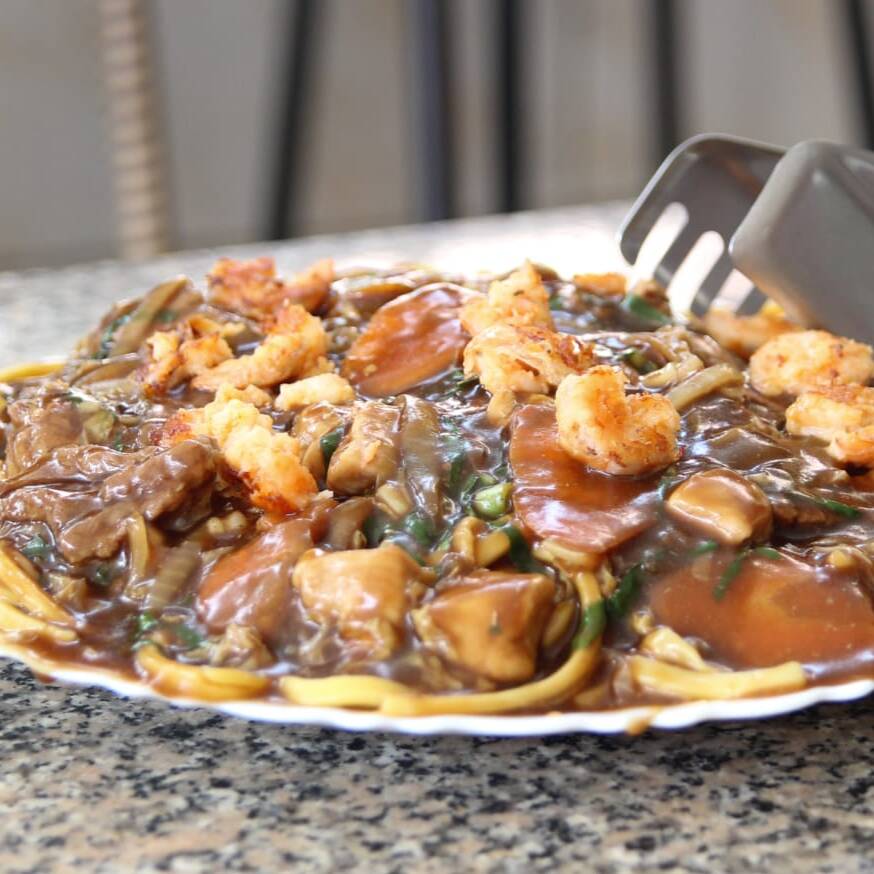 Um Yakisoba Especial que acompanha carne macia, frango suculento e camarão cozidos, limpos sem casca com legumes no ponto.