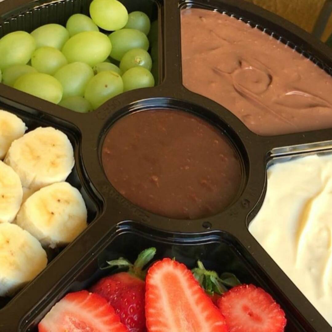 Uma deliciosa porção de fondue de chocolate nobre, cremosa e irresistível, perfeita para compartilhar com o mozão. Personalize sua experiência escolhendo 5 acompanhamentos entre nossas opções e crie a combinação ideal para cada mergulho. Uma sobremesa feita para transformar qualquer momento em uma ocasião especial!
