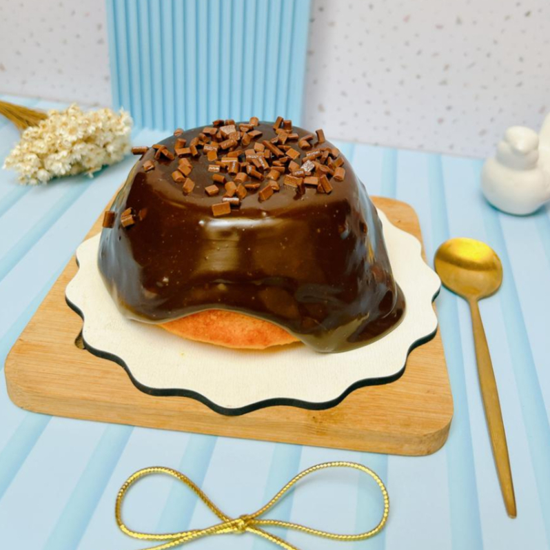 Massa de cenoura caseira super fofinha com cobertura de brigadeiro tradicional cremoso finalizado com granule ao leite.