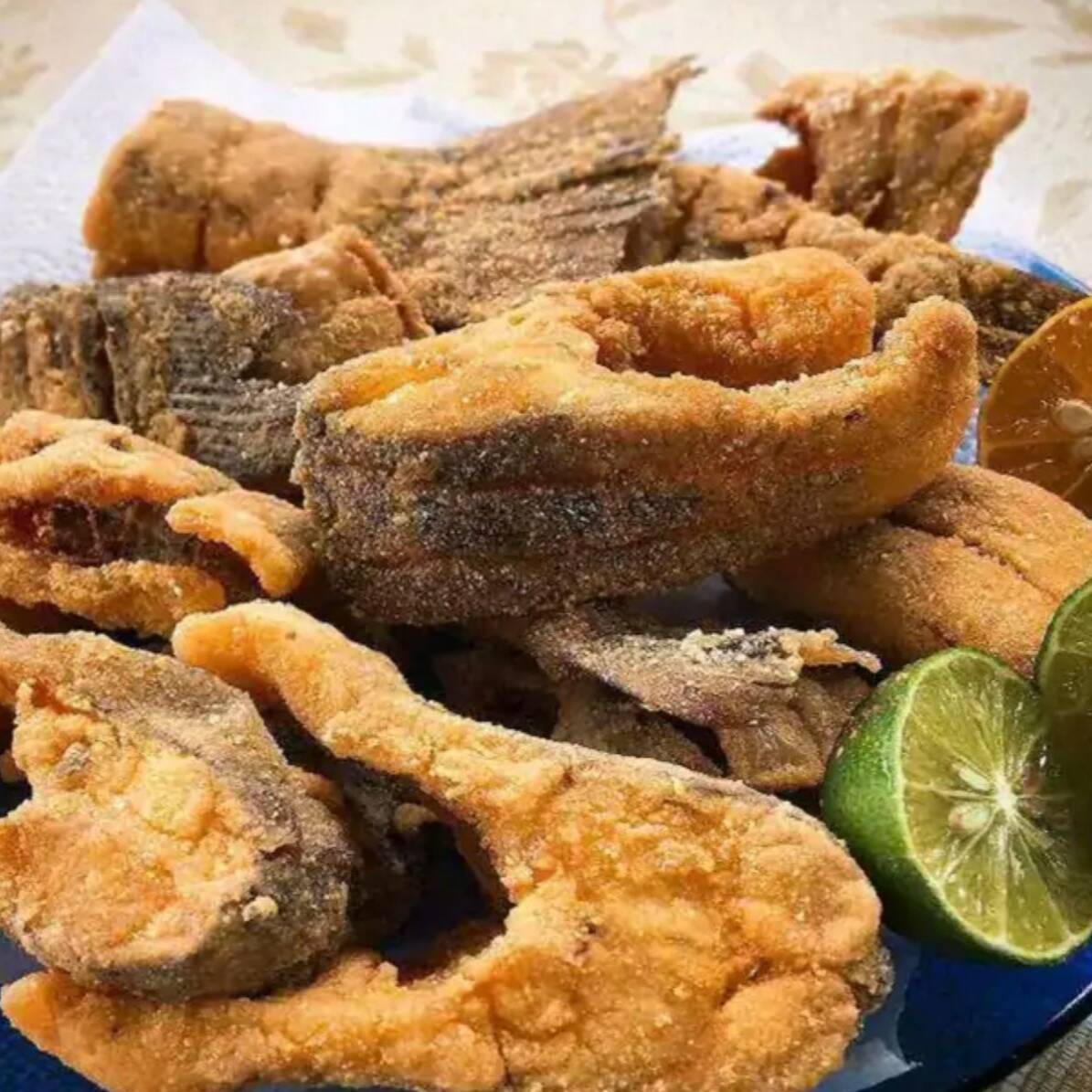 Peixe Corvina Posta, com tempero especial, acompanhado de arroz, purê de batata e salada mix.