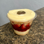 Composto por uma base de biscoito, brigadeiro branco, geleia de morango caseira e pedaços de morango fresco. A Cake Shot não altera e/ou adiciona ingredientes aos produtos já formulados. Escrevemos bilhetes Apenas na compra do mesmo que está disponível no começo do cardápio. Copo da Felicidade - Shot - Morango - Bombom no copo - Promoção - Frete Grátis