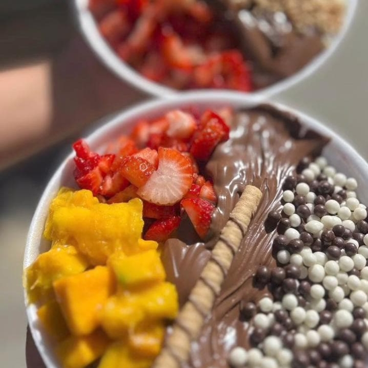 Acompanhamentos gratuitos. Paçoca, amendoim, granola, leite em pó, jujuba, Oreo e ovomaltine. Adicional de Nutella E frutas