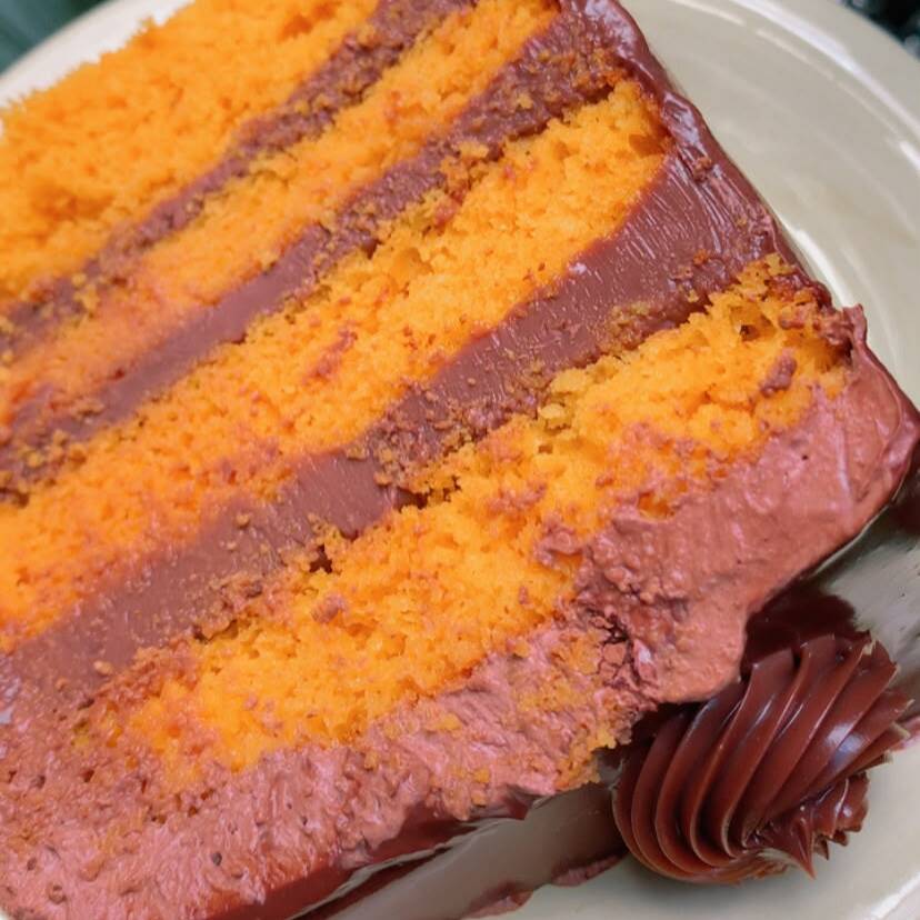 Massa fofinha e saborosa de cenoura, recheada com um delicioso creme e finalizada com uma cobertura cremosa de chocolate