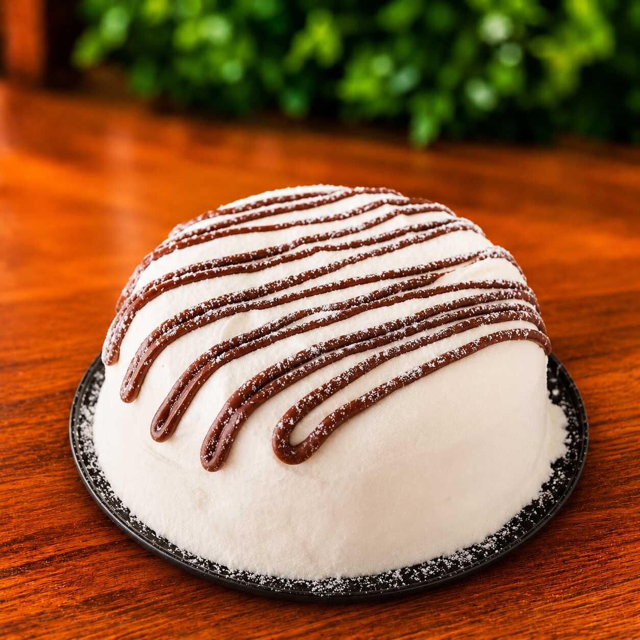 Um verdadeiro espetáculo para os amantes de doce! Nosso bolo é coberto por creme ninho, finalizado com leite em pó que derrete na boca. Por cima, um irresistível toque de Nutella em fios generosos, trazendo cremosidade e um sabor intenso de chocolate com avelã.
Perfeito para quem busca uma sobremesa leve por fora e surpreendente por dentro!