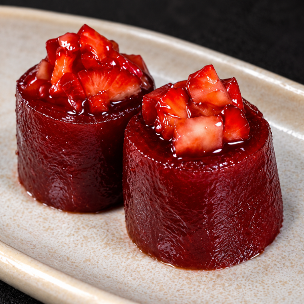 Goiabada cream cheese e morango com calda de morango