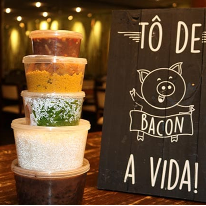 Feijoada magra: carne seca, lombinho fresco, costelinha suína, linguiça calabresa e linguiça paio. Acompanhado de: arroz branco, couve refogada na manteiga, torresmo, e deliciosa farofa de chef com bacon. (pote de 750+Acompanhamentos)