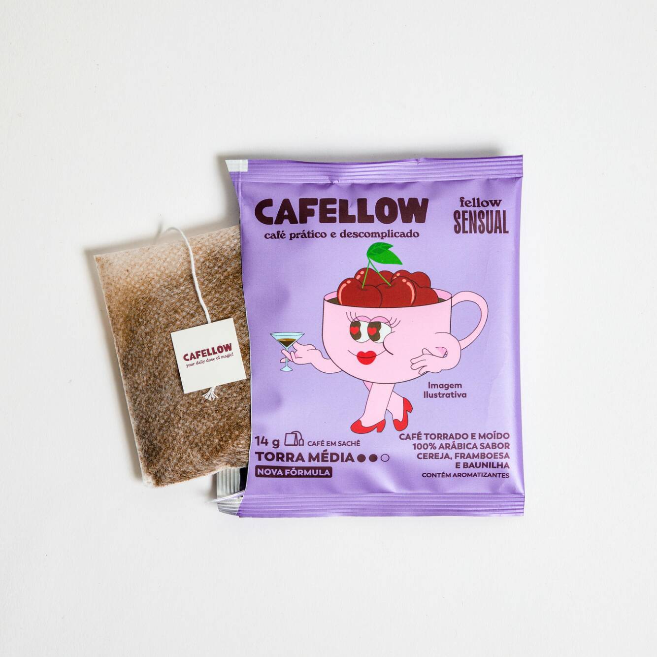 Cafellow Sensual Cereja & Framboesa - Café Especial em Sachê
O Fellow Sensual é o café em sachê coado com aroma de cereja e framboesa da Cafellow. Uma combinação que transforma a xícara em uma experiência sensorial marcante. Feito com café especial 100% arábica do Cerrado Mineiro, tem perfil suave, frutado, doce e sem amargor, ideal para quem está chegando ao universo do café especial e busca conhecer diferentes sabores.