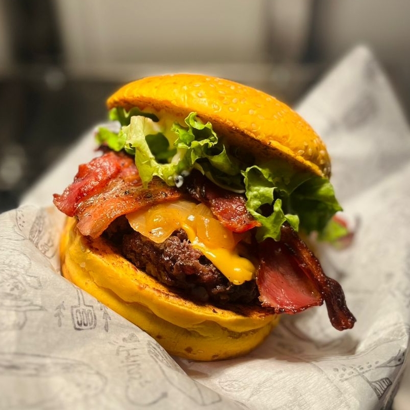 Pão brioche, Blend 140G, Queijo Cheddar derrento, Bacon Crocante, Cebola Caramelizada!