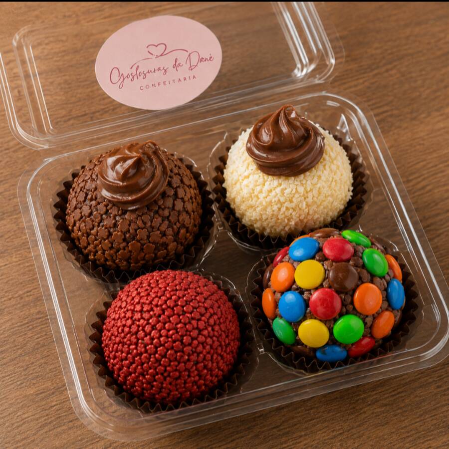 Caixa com 4 doces escolha seus doces.
Escolha os doces e escreva na observação, pode escolher 4 opções.
Temos
Ninho com Nutella
Tipo ferreiro
Brigadeiro
Cajuzinho
Beijinho com coco
Doce branco no açúcar vermelho
