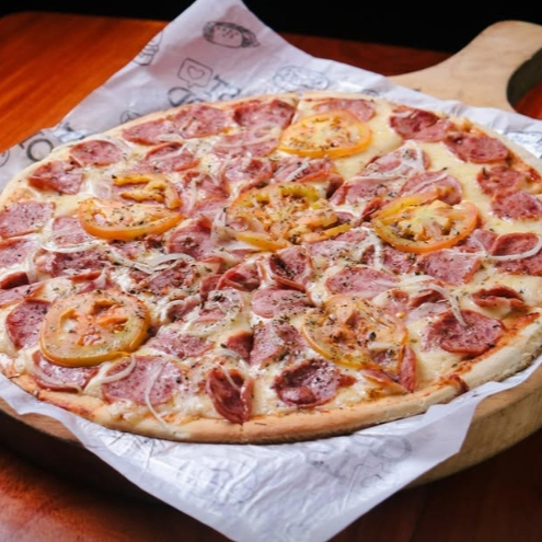 Molho de tomate, Mussarela, calabresa, cebola, tomate e orégano