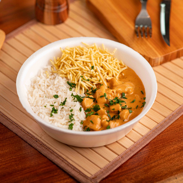 Feito com pedaços suculentos de frango ou carne, com molho estrogonofe (molho de tomate, molho bechamel, ketchup e mostarda), acompanhado de arroz branco soltinho e batata palha dourada e crocante. Escolha a proteína.