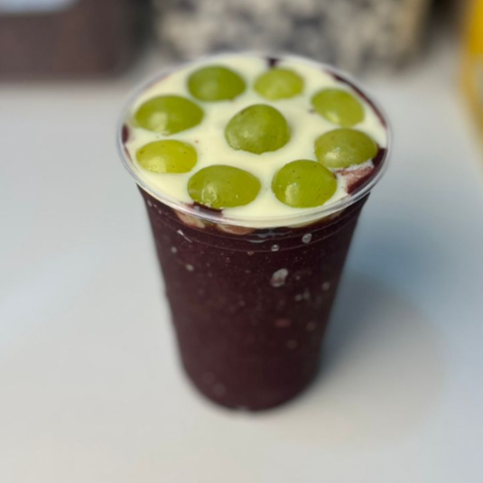 Leite condensado + leite em pó + uva verde