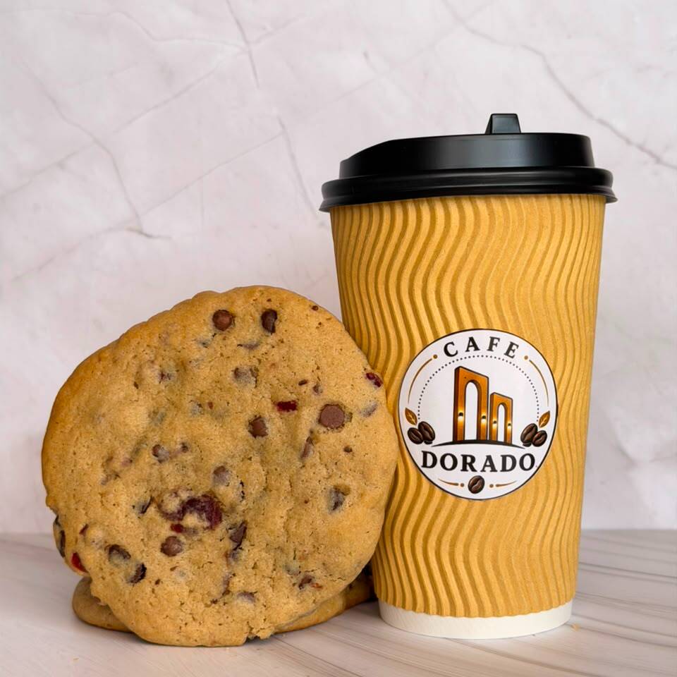 LATTE CLASICO CALIENTE Y GALLETA ARANDANOS Y CHOCO