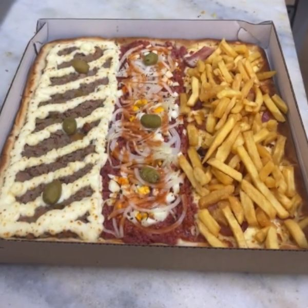 Escolha até 3 sabores para a sua pizza redonda de 8 fatias + 1 refrigerante de 2 litros.