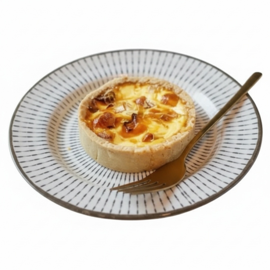 Mini quiche de lombo canadense com queijo parmesão, preparado com massa de whey protein, farinha de castanha de caju, farinha de arroz, polvilho doce e óleo de coco. Não contém glúten. Informação Nutricional (100g): Valor Energético 235 kcal, Carboidratos 15g, Proteínas 13g, Gorduras Totais 14g (Saturadas 8g), Fibra Alimentar 2g e Sódio 247mg. Ingredientes: lombo canadense, queijo parmesão, temperos naturais, sal, whey protein, farinha de castanha de caju, farinha de arroz, polvilho doce, óleo de coco e ovos. Alergênicos: Contém leite e derivados, castanha de caju e ovos. Pode conter traços de soja. Não contém glúten.