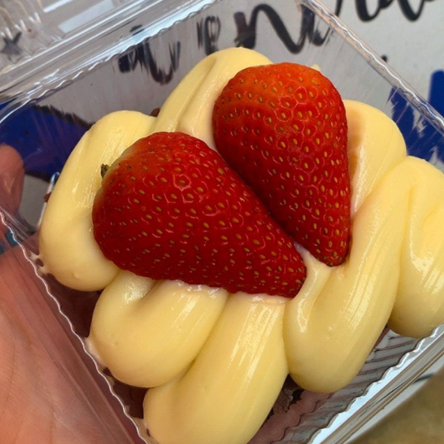 Nosso brownie com a deliciosa casquinha + creme de Ninho gourmet, finalizado com morangos frescos.