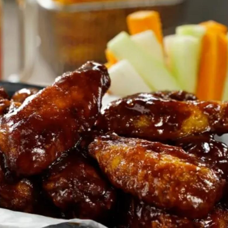 5 Alitas Bañadas en Deliciosa Salsa Casera