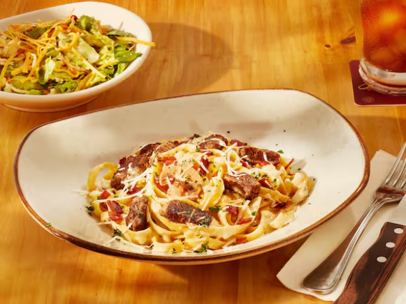 Cerca de 200g de fettuccine, cuidadosamente preparado com molho Alfredo, filé mignon em cubos com bacon e cogumelos.
*Contém carne suína