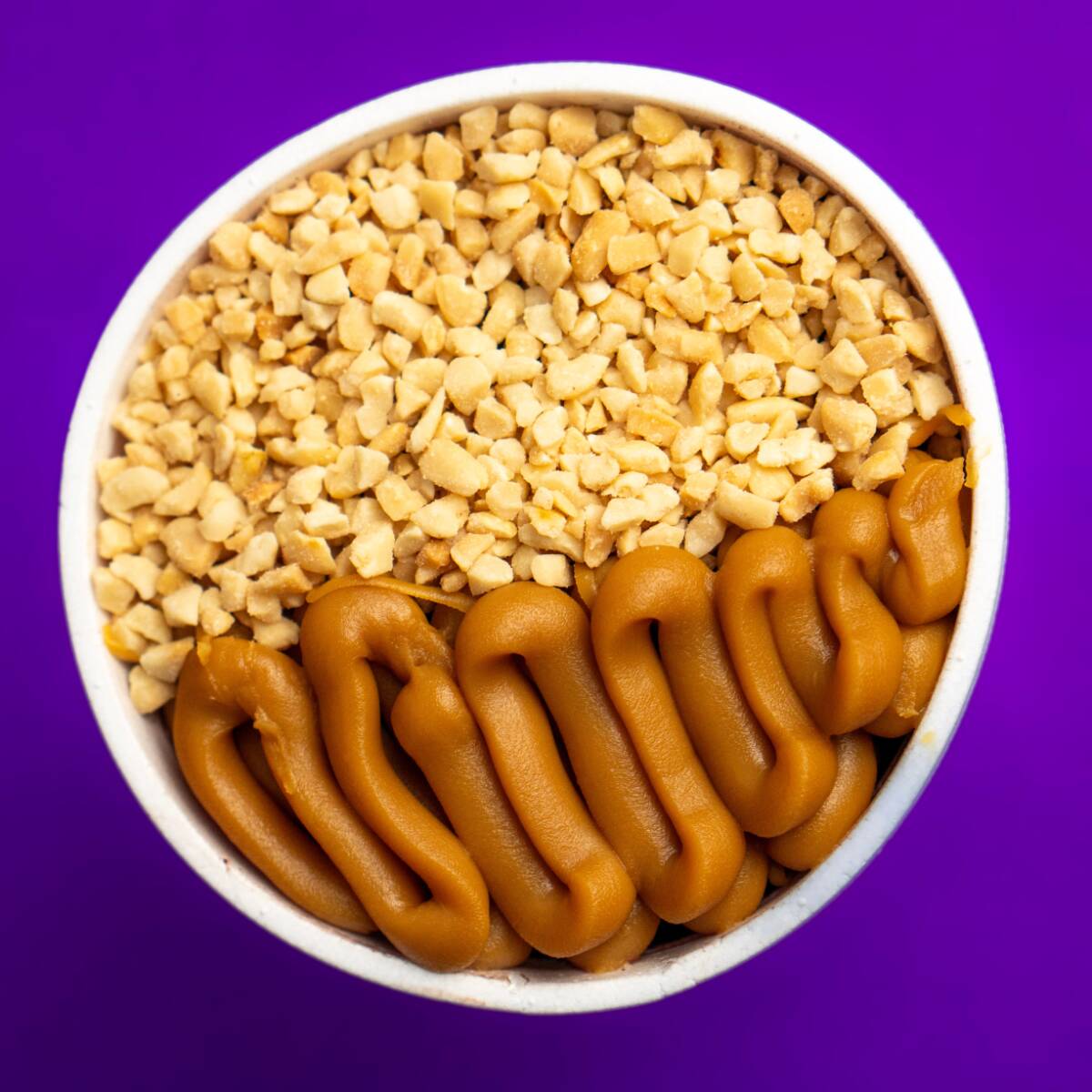 “Açaí Premium, super cremoso e saboroso, com doce de leite e amendoins crocantes. Uma combinação maravilhosa — não perca tempo e peça o seu agora!”