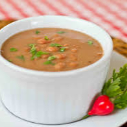 "Feijão carioquinha bem temperadinho e realçado pelo toque aromático da folha de louro, proporcionando um sabor irresistível à sua refeição."" Ingrediente: Feijão carioca, tempero da casa, azeite de oliva, sal marinho integral e folha de louro"