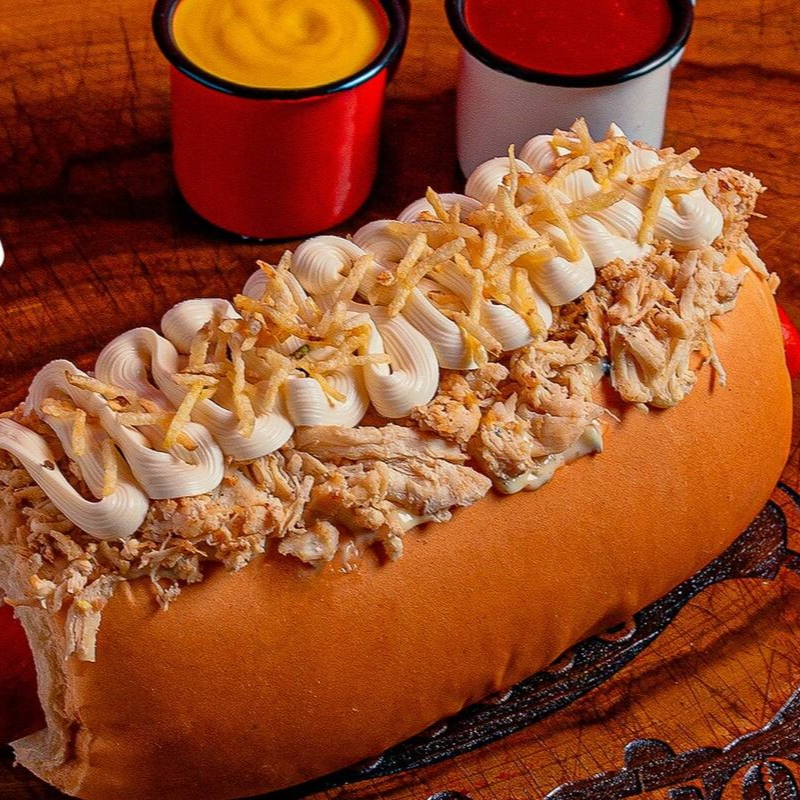 Delicioso pão de 20cm, 1 Vina, Frango com Cream Cheese, Maionese Caseira, Tomate e Cebola(Salada), Milho, Ketchup, Mostarda e Batata Palha Crocante.
