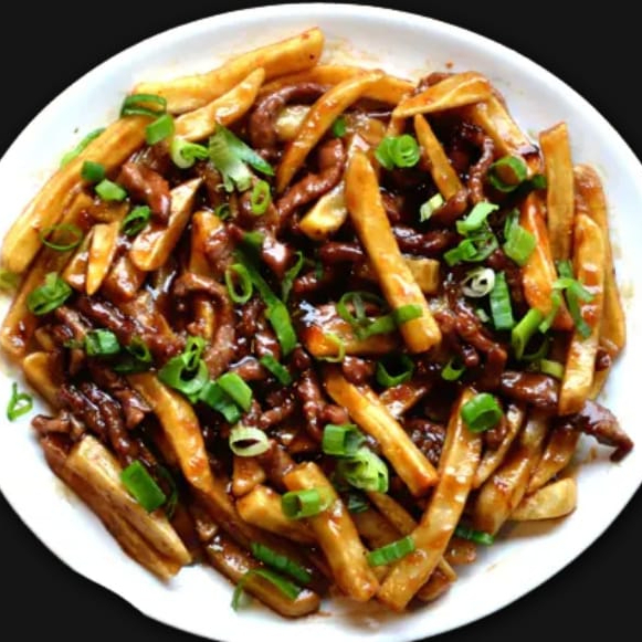 carne bovinha desfiada com batata temperado com alho, gengibre, cebolinha e molho shoyo.