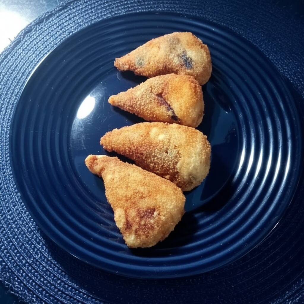 Alga, salmão cru, cream cheese e cebolinha, empanados na farinha panko e fritos