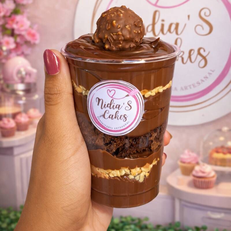 Copo da felicidade Duo Ferrero Rocher é simplesmente delicioso, o mais pedido por aqui, contem brigadeiro cremoso com amendoins picados , uma generosa porção de creme de avela Nutella e bombom Ferrero Rocher. Este é um verdadeiro copo da felicidade totalmente artesanal voce vai se deliciar. ----------------tags------------------- ---------------tags------------------- Copo de felicidade, choco morango, copao , delicia, chocolate, galak, morango, sobremesa, doces, ferrero rocher , Ouro Branco, brownie, Kinder bueno, doce de leite, Ninho com morango,Ninho com Nutella, ofertas, desconto, entrega rapida, cupons, entrega gratis