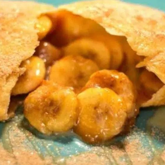 astel doce recheado com banana e doce de leite, preparado com massa leve e crocante. Um sabor caseiro e aconchegante que conquista em cada mordida.