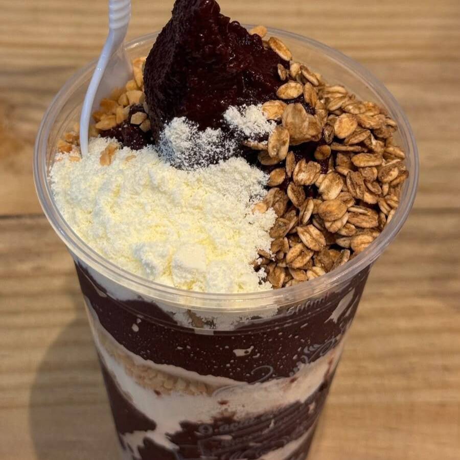 O tamanho ideal pra quem gosta de um açaí mais caprichado! Cremoso, refrescante e perfeito pra montar com seus acompanhamentos favoritos. Escolha até 3 adicionais grátis.
