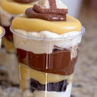 Pedaços de Brownie Macio, Chantininho, Creme de Ninho e Brigadeiro Cremoso. Finalizado com Nutella e Bombom Kinder