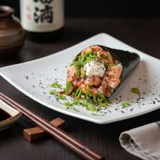 Temaki recheado com salmão grelhado, arroz e cream cheese. Finalizado com cebolinha, um sabor irresistível!