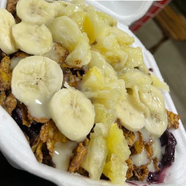 COMPLETO. GRANOLA, BANANA, LEITE EM PO, E CONDESADO