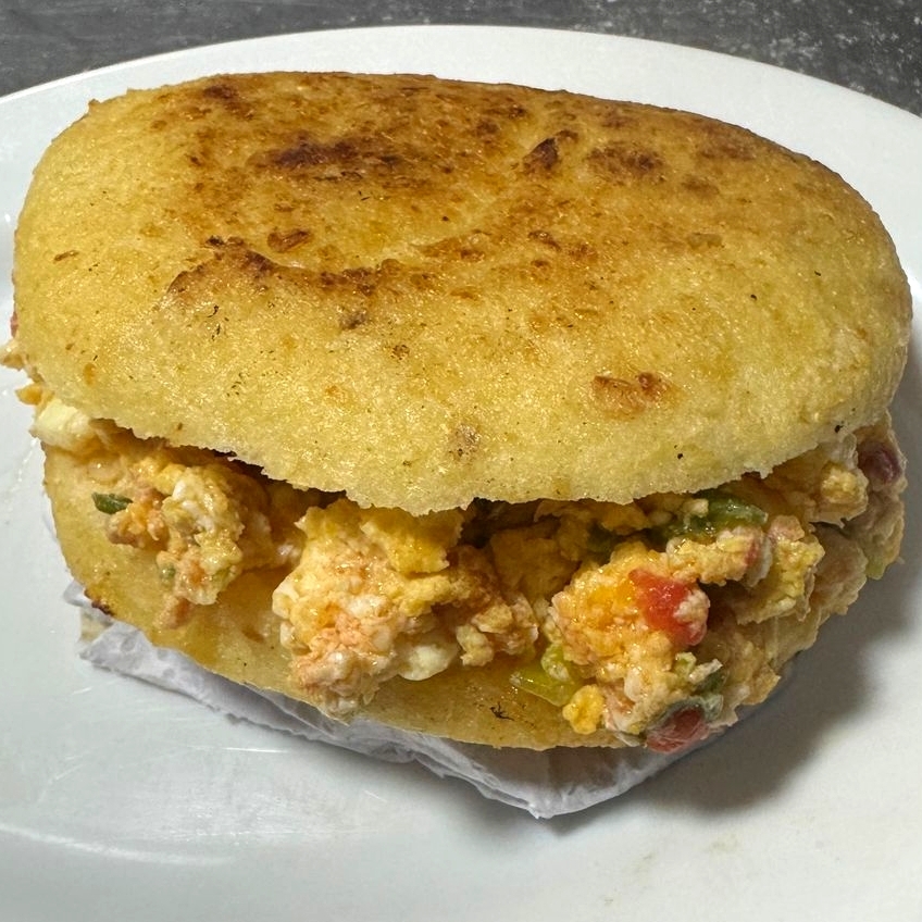 Arepa con Huevos Pericos