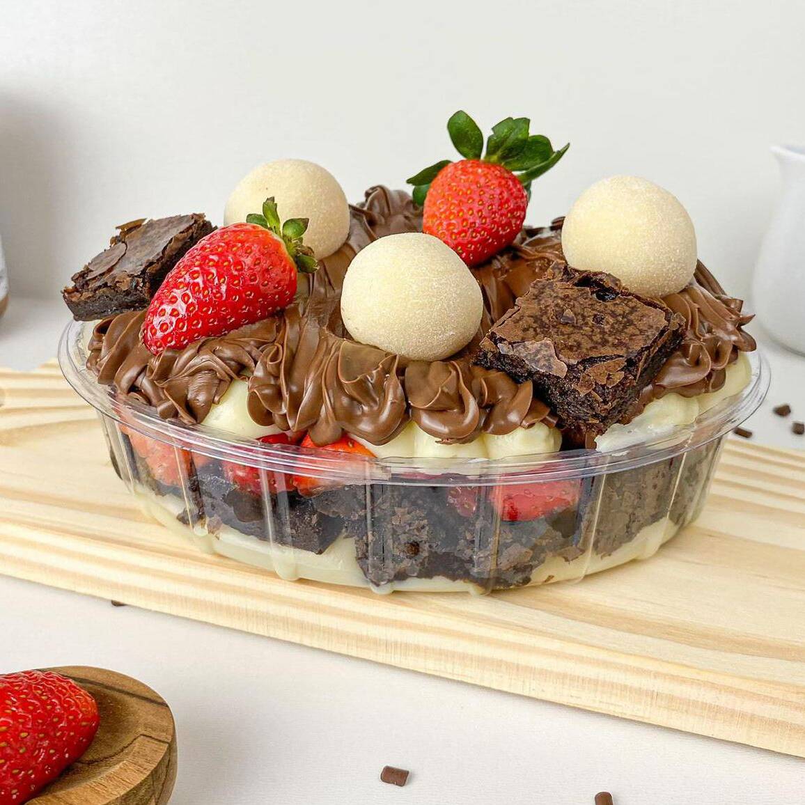 Camadas irresistíveis de creme de chocolate branco, pedacinhos de brownie, morangos frescos e muita Nutella. Finalizada com pedaços de brownie, brigadeiro de Leite Ninho e morangos selecionados. Uma sobremesa que transforma qualquer ocasião em um momento especial.
Observação: O peso pode variar de acordo com a densidade dos recheios.