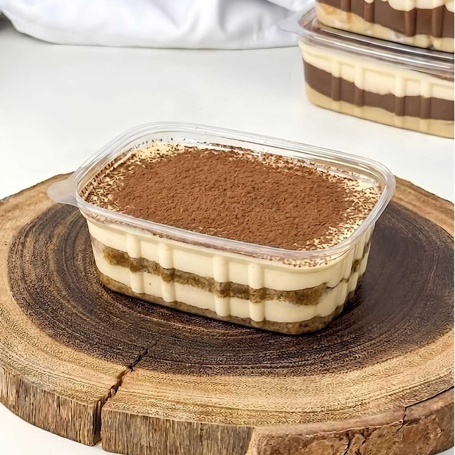 O verdadeiro sabor da Itália em cada colherada! Nosso Tiramisù é preparado seguindo a receita clássica italiana, com delicado creme de mascarpone, biscoito champanhe caseiro levemente embebido em café e uma generosa finalização com cacau em pó. Cremoso, equilibrado e irresistível!