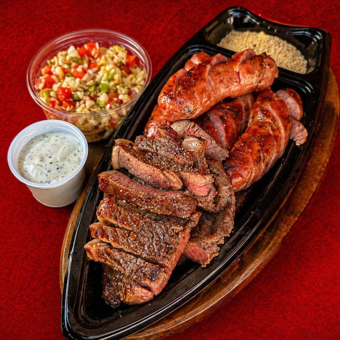 Delicie-se com a nossa Barca de Petiscos da categoria especial de domingo. Ela é composta por uma generosa porção de 250 gramas de contra filé, macio e suculento, e uma porção de 250 gramas de linguiça toscana, temperada na medida certa. Para complementar, acompanha uma saborosa farofa, que traz o toque brasileiro a barca, podendo ser acompanhada por um irresistível molho de alho ou por um exótico molho barbecue. Para finalizar, um saboroso vinagrete. É a opção perfeita para servir até 2 pes