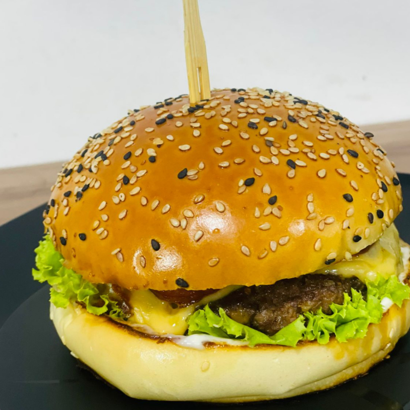 Blend de 120G, Queijo, Alface, Cebola Roxa Gratinada,Molho da Casa