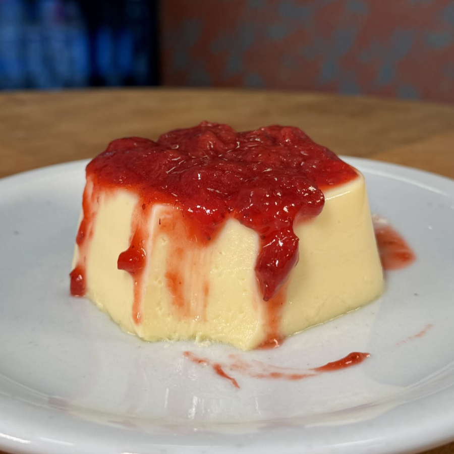 Pudim de Ninho super cremoso com calda artesanal de morango. Leve, docinho e irresistível em cada colherada. Serve 1 pessoa. Aproximadamente 150g.