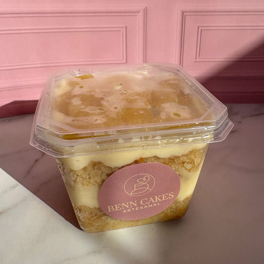 Bolo de pote fofinho com abacaxi suculento e brigadeiro de coco, um sabor tropical e cremoso que derrete na boca!