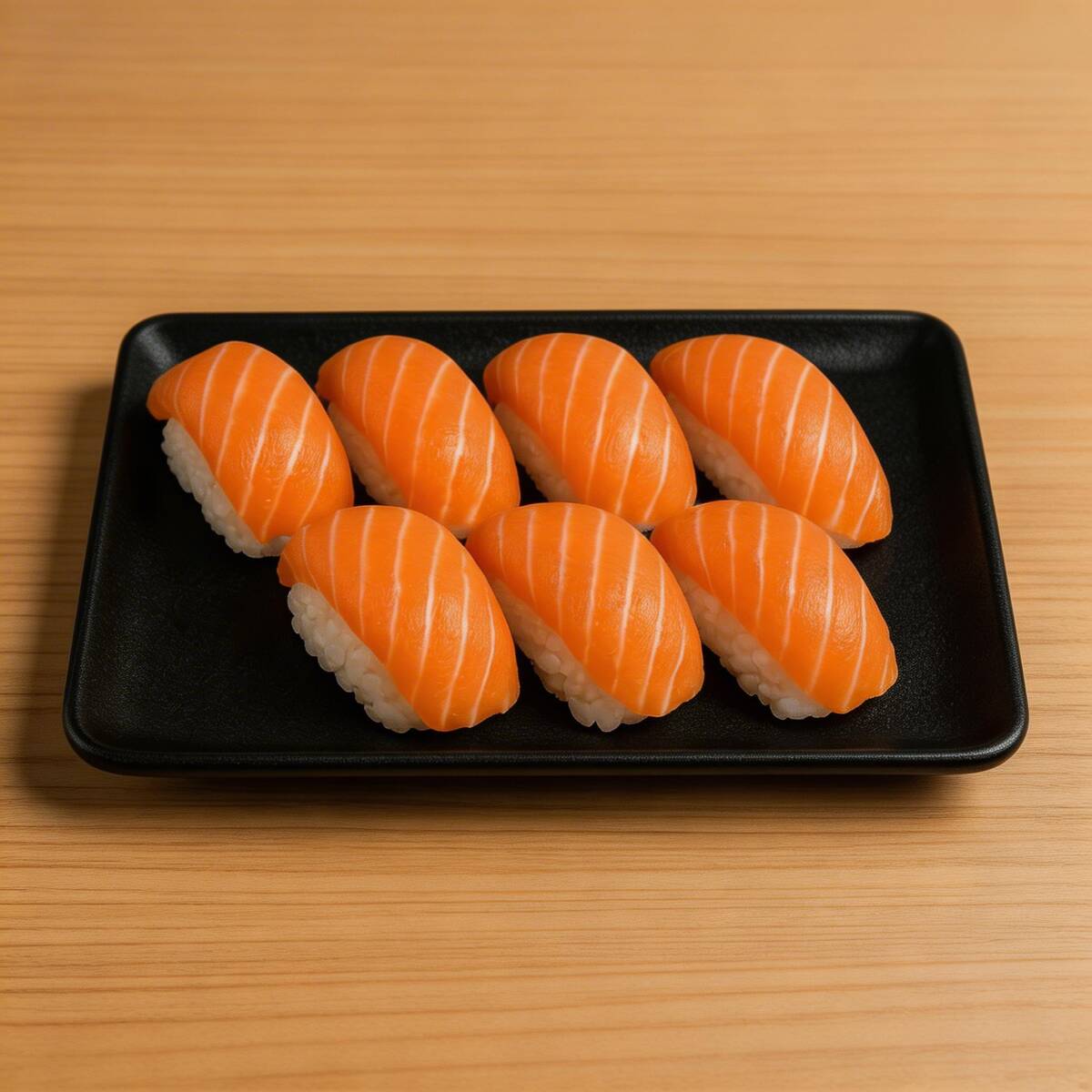 Finas fatias de salmão sobre o arroz.