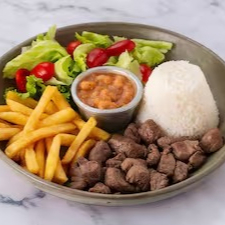 Acompanha arroz branco, batata frita, feijão de caldo e salada