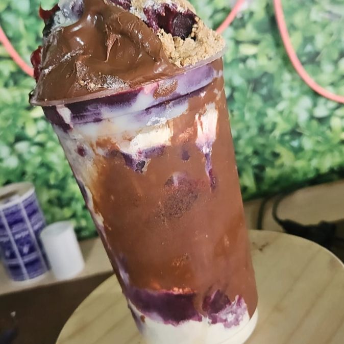 700 ml com: açaí cremoso, brigadeiro, paçoca e leite condensado
