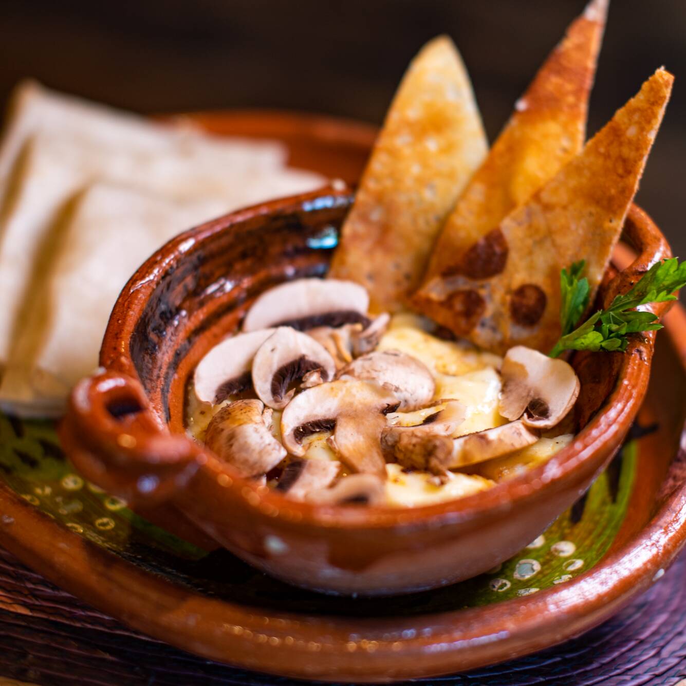 QUESO FUNDIDO CON CHAMPIÑONES
